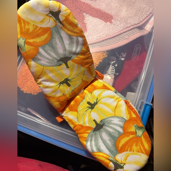 Pumpkin Oven Mini Mitts Set - Picture 4 of 7